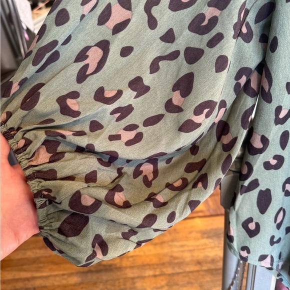 NWT Jodifl Leopard Print Top In Sage With A V-Neckline And Long Draped Bubble Sl - Picture 2 of 2